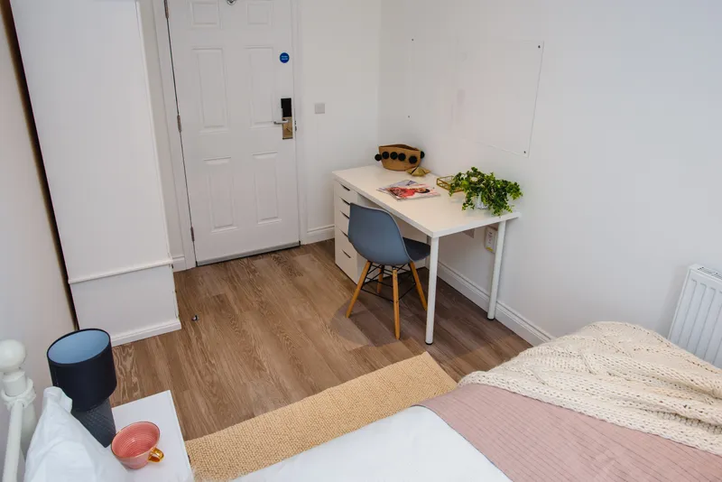 Flat E, 25 Lister Gate - Luxury 5 Bed City Centre Apartment - Thumbnail 6